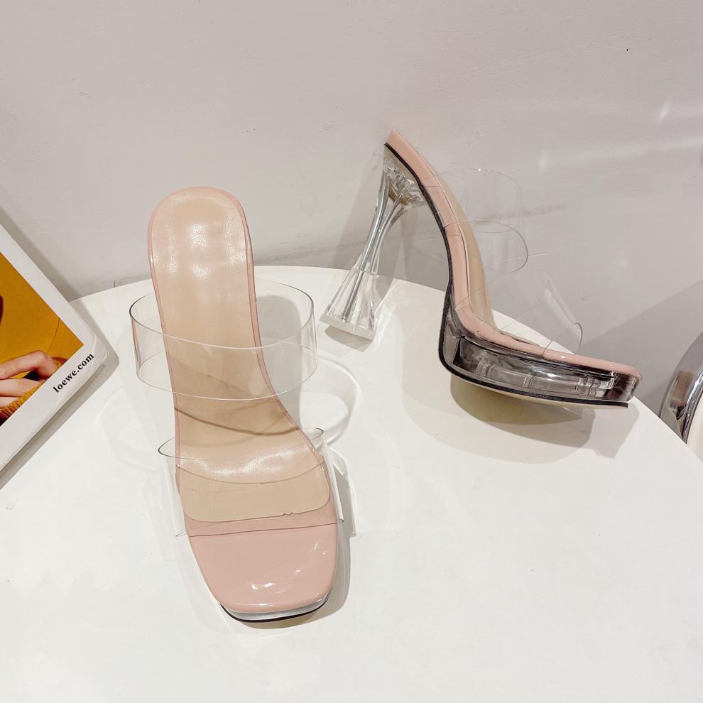 Sandales à bout séparé – Douceur et élégance