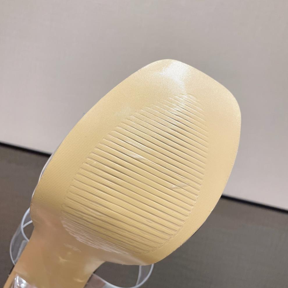 Sandales à bout séparé – Douceur et élégance