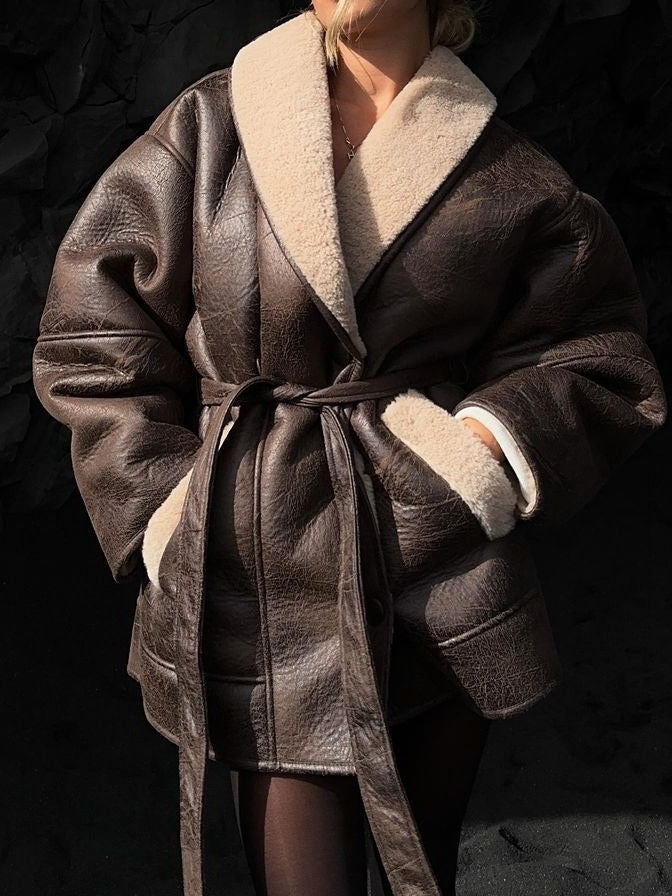 Manteau en cuir et fourrure, ceinturé
