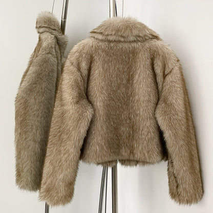 Manteau court et élégant avec fourrure