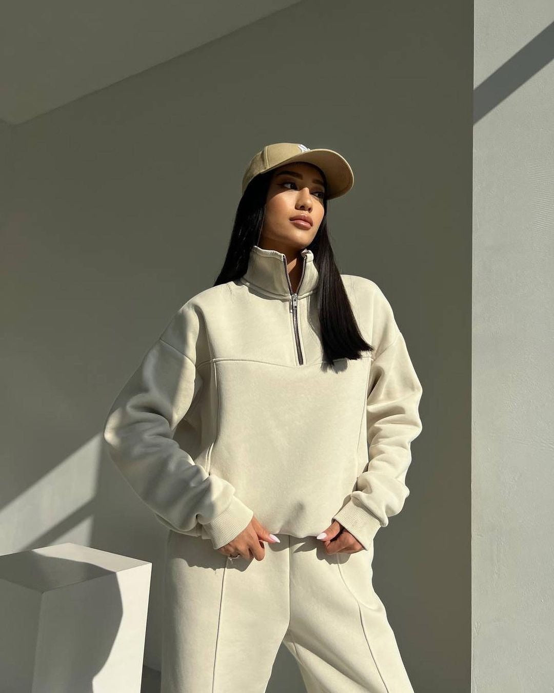 veste zippée légère, contrastes élégants