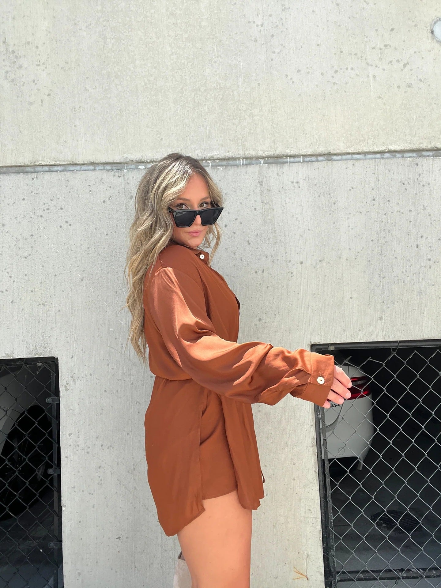 Robe chemise satinée femme marron élégante ceinturée