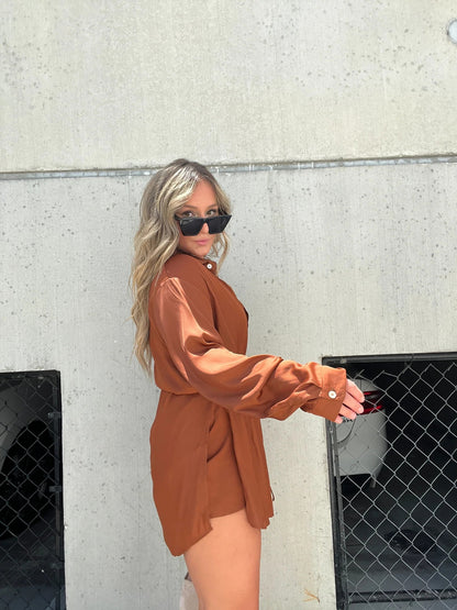 Robe chemise satinée femme marron élégante ceinturée