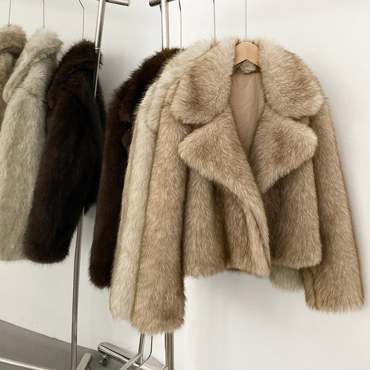 Manteau court et élégant avec fourrure