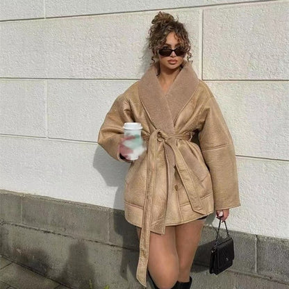 Manteau en cuir et fourrure, ceinturé