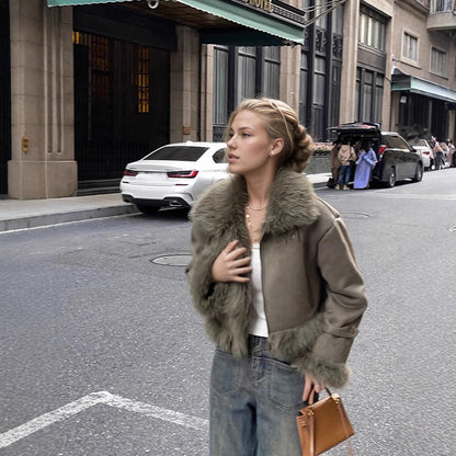 Veste courte  en cuir et fourrure doublée de daim