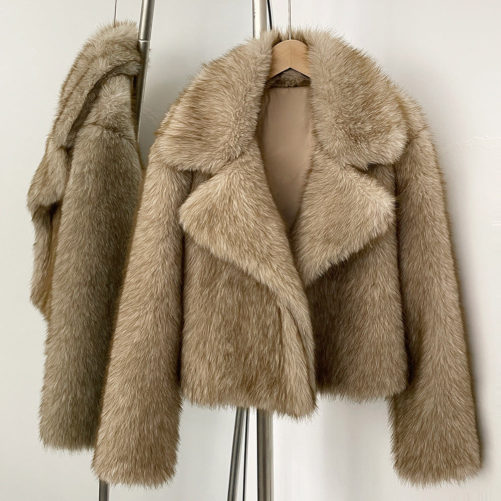 Manteau court et élégant avec fourrure
