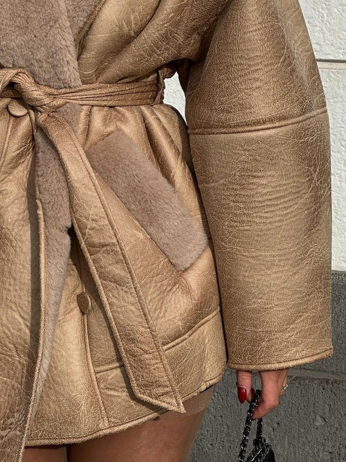 Manteau en cuir et fourrure, ceinturé