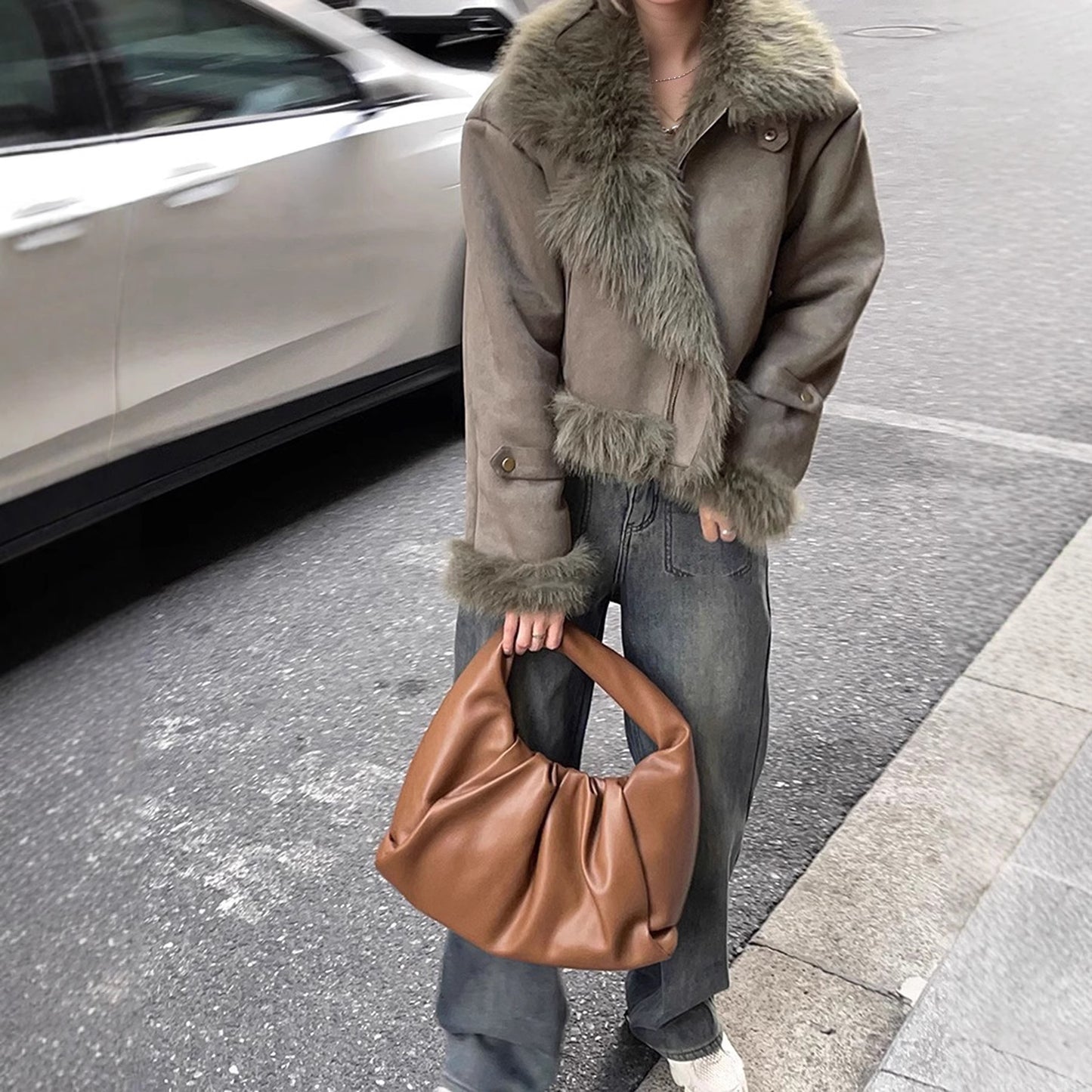 Veste courte  en cuir et fourrure doublée de daim